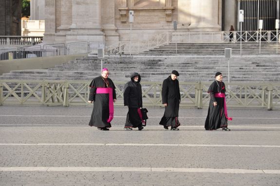 Bisschoppensynode in Rome spreekt achter gesloten deuren met ‘verrassende openheid over vrouwenthema’