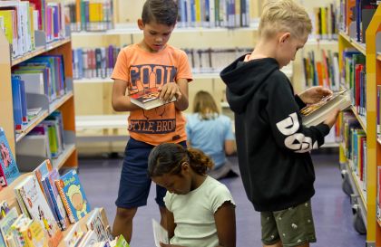 Boeken, leze, school bibliotheek Jongens en meisje aan het lezen