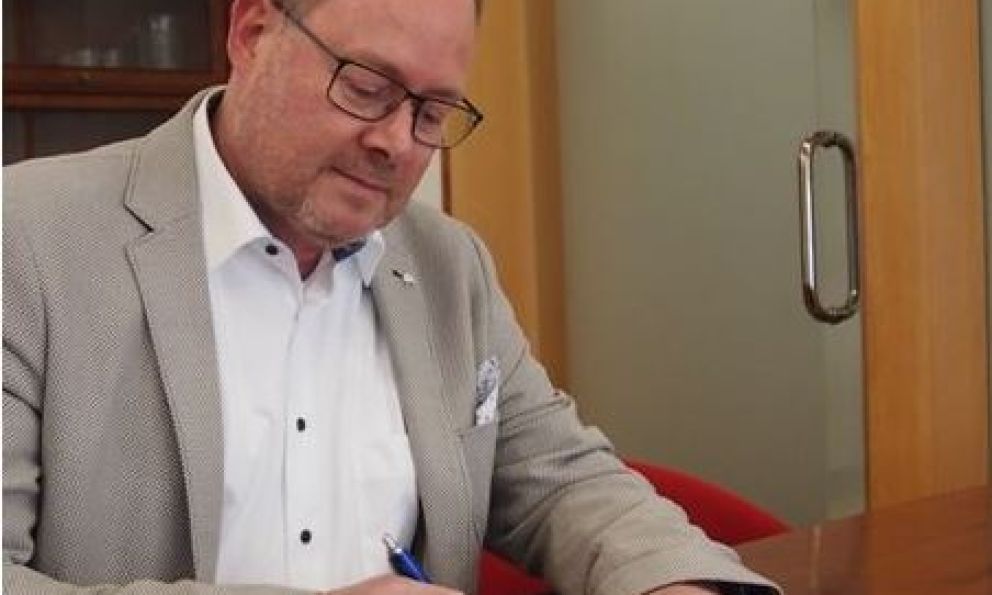 Wil-Contract.jpg
