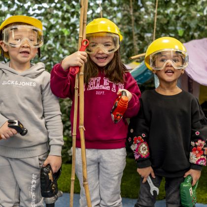 Kinderen met bouwhelmen