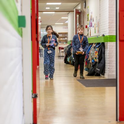 Kinderen lopen in de gang