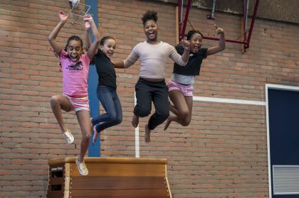 kinderen springen in de lucht