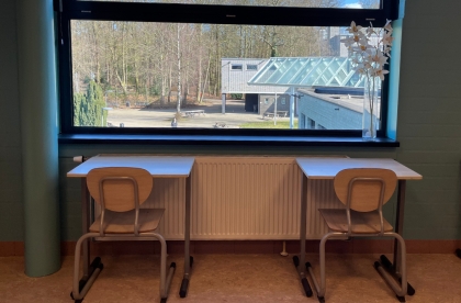 Tafels bij het raam in het nieuwe Leercentrum op OVMZ