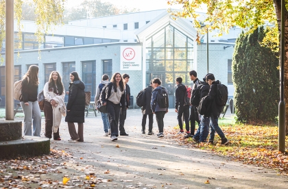 Wil je onze school bezoeken? Leuk! Je vindt ons op het mooie landgoed Schoonoord.