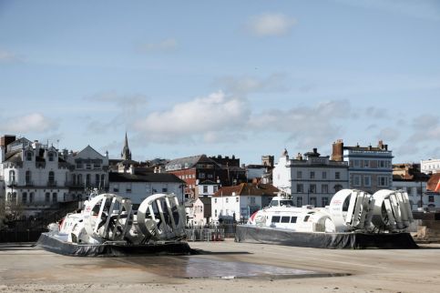 Terdege - Twee vaartuigen van Hovertravel op eiland Wight-Edit_preview