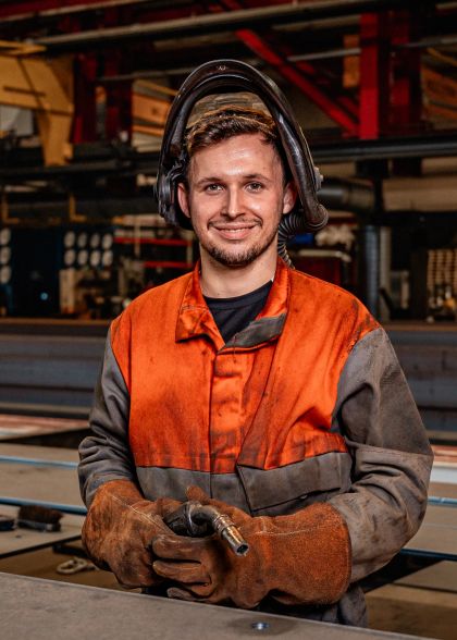 Samensteller Mouw Hoedliggers kijkt op van zijn werkzaamheden