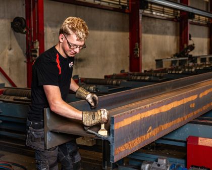 Meewerkend Operator van Mouw Hoedliggers is bezig bij een samengestelde ligger