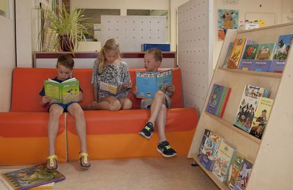 Kinderen in een leeshoek.
