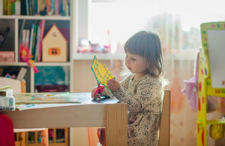 pexels-natalie-bond-3913426 Meisje die aan het knutselen is