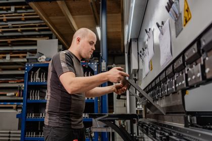 Kanter/zetter is bezig met een klein project in machine