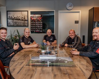 Alle medewerkers van brink plaatbewerking aan de koffie