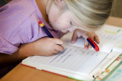 Meisje aan het schrijven.