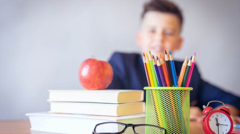 pexels-oleksandr-pidvalnyi-2781814 Schoolspullen, potloden en boeken.