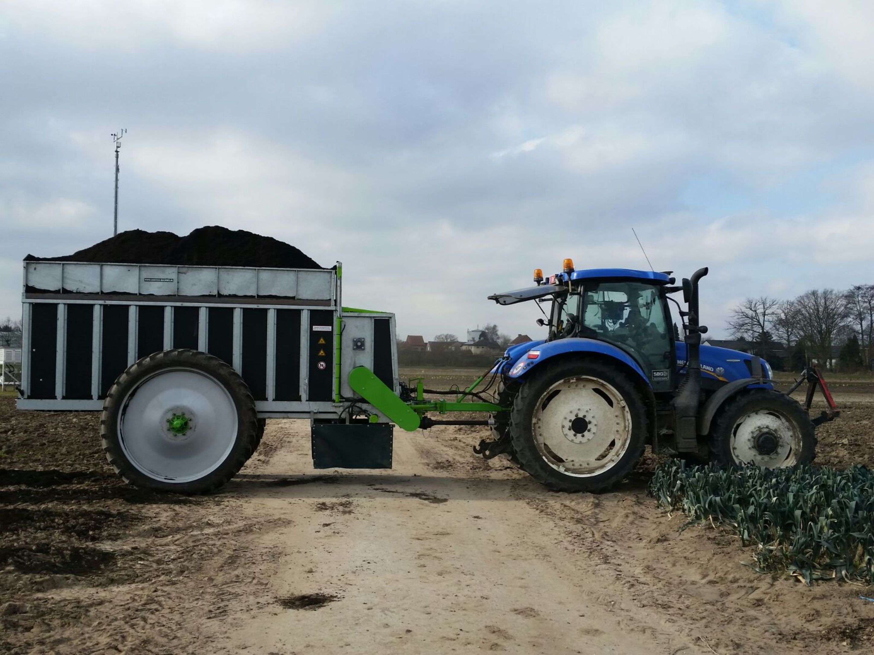 Beddenstrooier rechts incl trekker op land