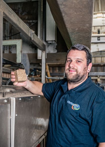 medewerker met product in zijn hand