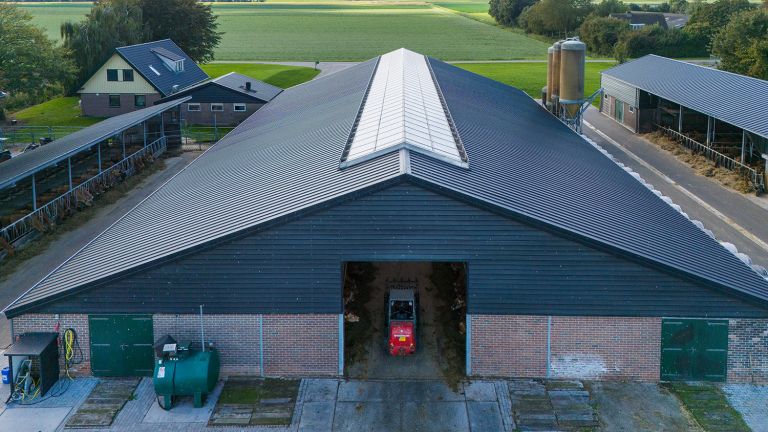 Dakrenovatie boerderij laten uitvoeren door Kok Dak & Wand Dakrenovatie boerderij laten uitvoeren door Kok Dak & Wand