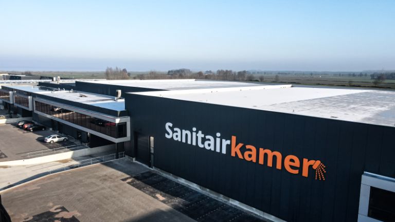 Sandwichpanelen bij een loods Sandwichpanelen bij een loods