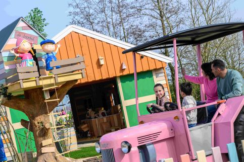 Avonturenboerderij roze tractor site