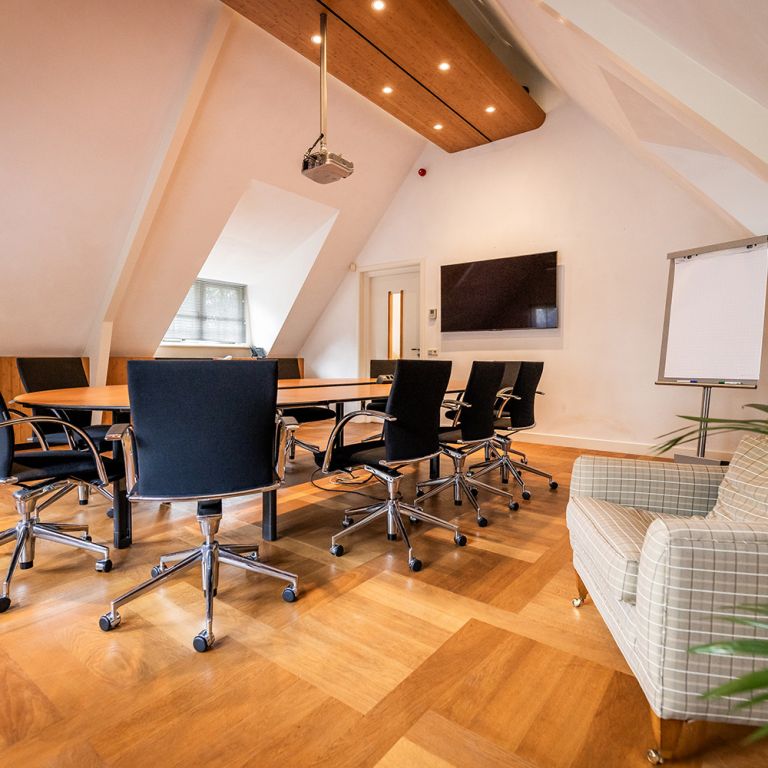 Bovenzaal, vergaderruimte in Klein Vanenburg, evenementenlocatie centraal in het land en landelijk gelegen op het landgoed van Kasteel De Vanenburg in Putten