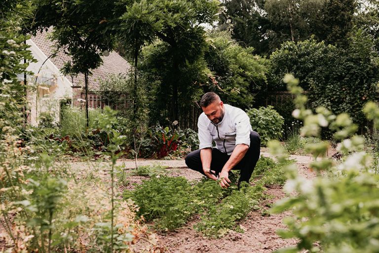 Chefkok Richard Broersma in de moestuin van Kasteel De Vanenburg dichtbij de evenementenlocatie Klein Vanenburg