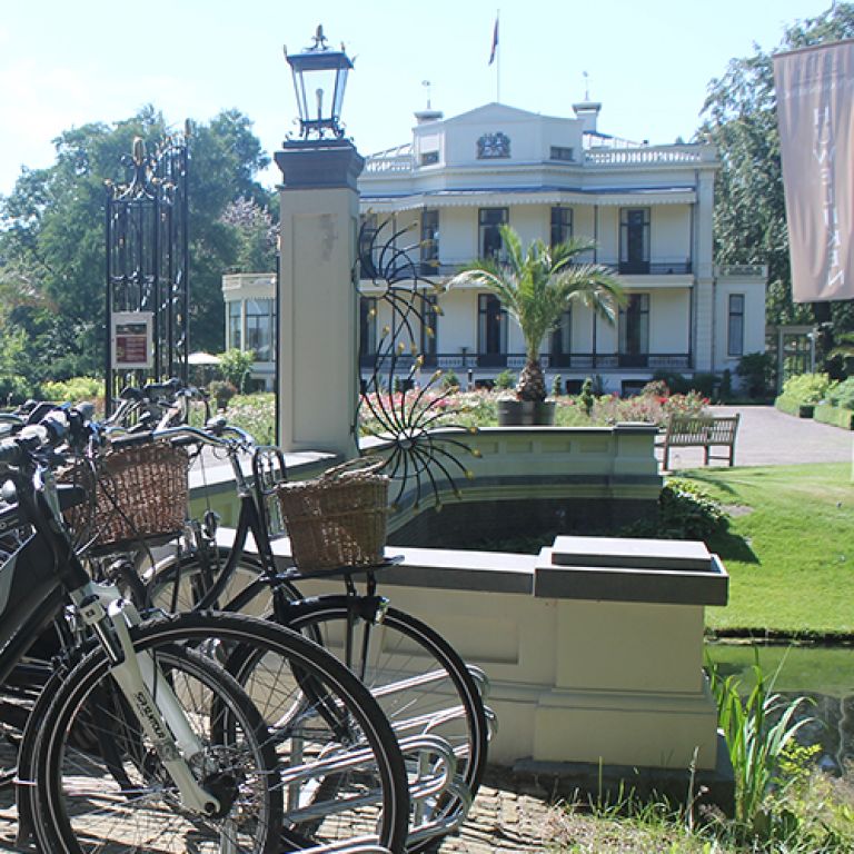 Fietsen voor het kasteel