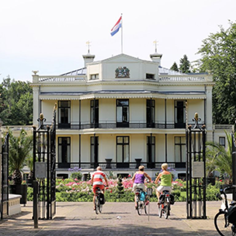 Fietsers voor Kasteel De Vanenburg