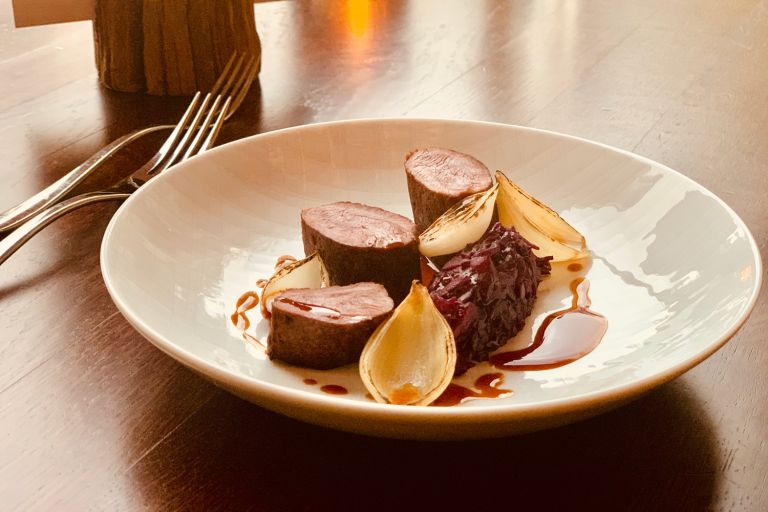 Gebraden hazerugfilet met rode kool, gebrande meloesui en jus van jeneverbes