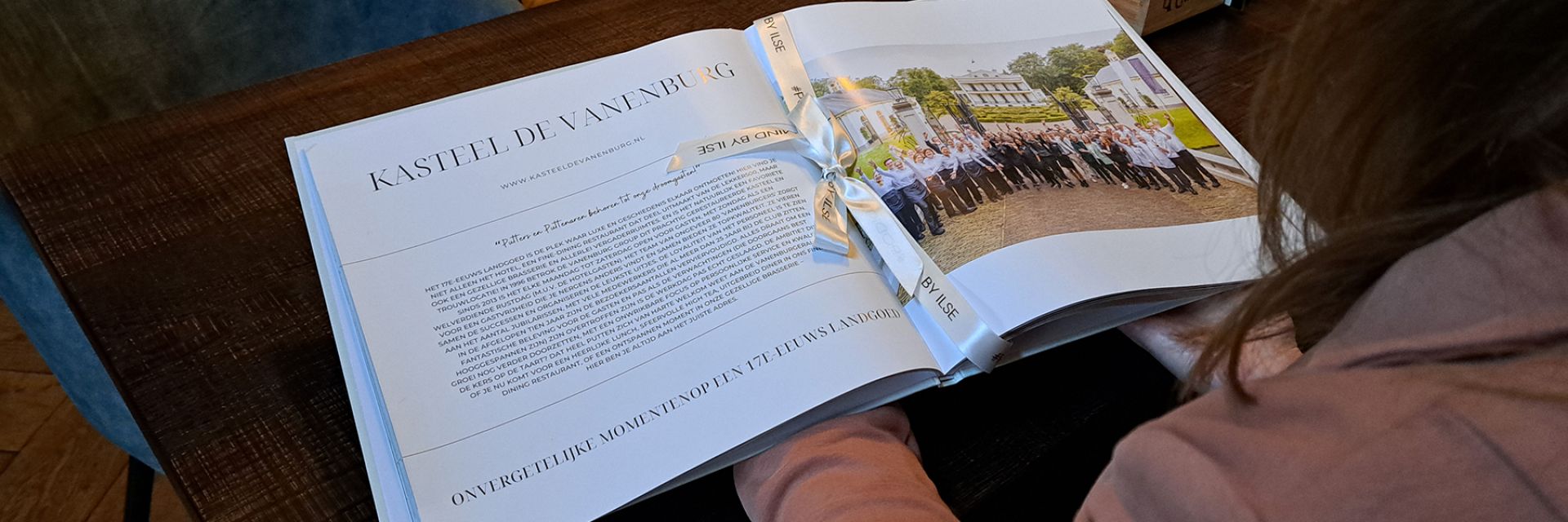 Headerfoto   Boek Putten op de koffietafel opengeslagen in Brasserie De Hoeve