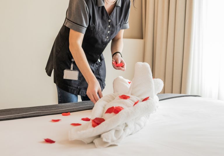 Housekeeping KasteelDeVanenburg rozenblaadjesopbed