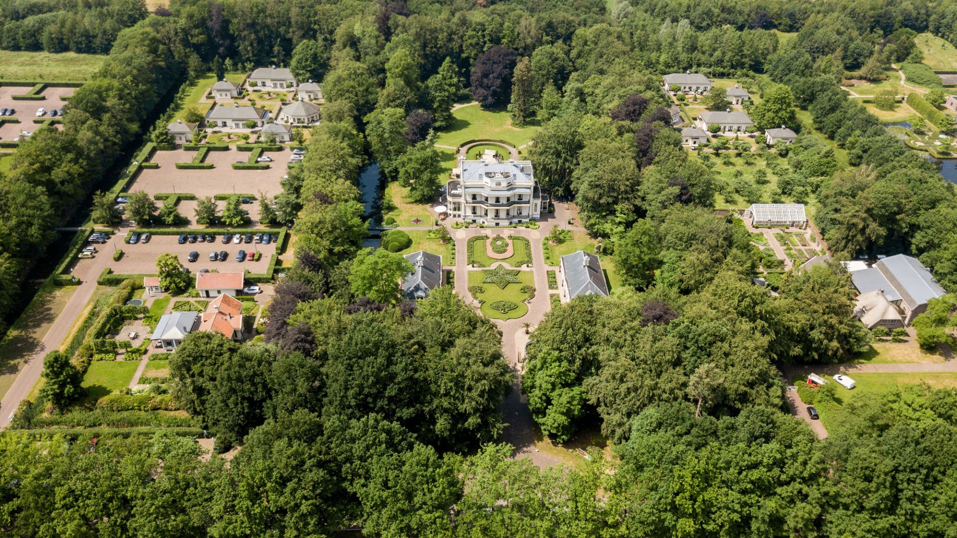 Kasteel De Vanenburg vergaderlocatie midden Nederland foto vanuit de lucht