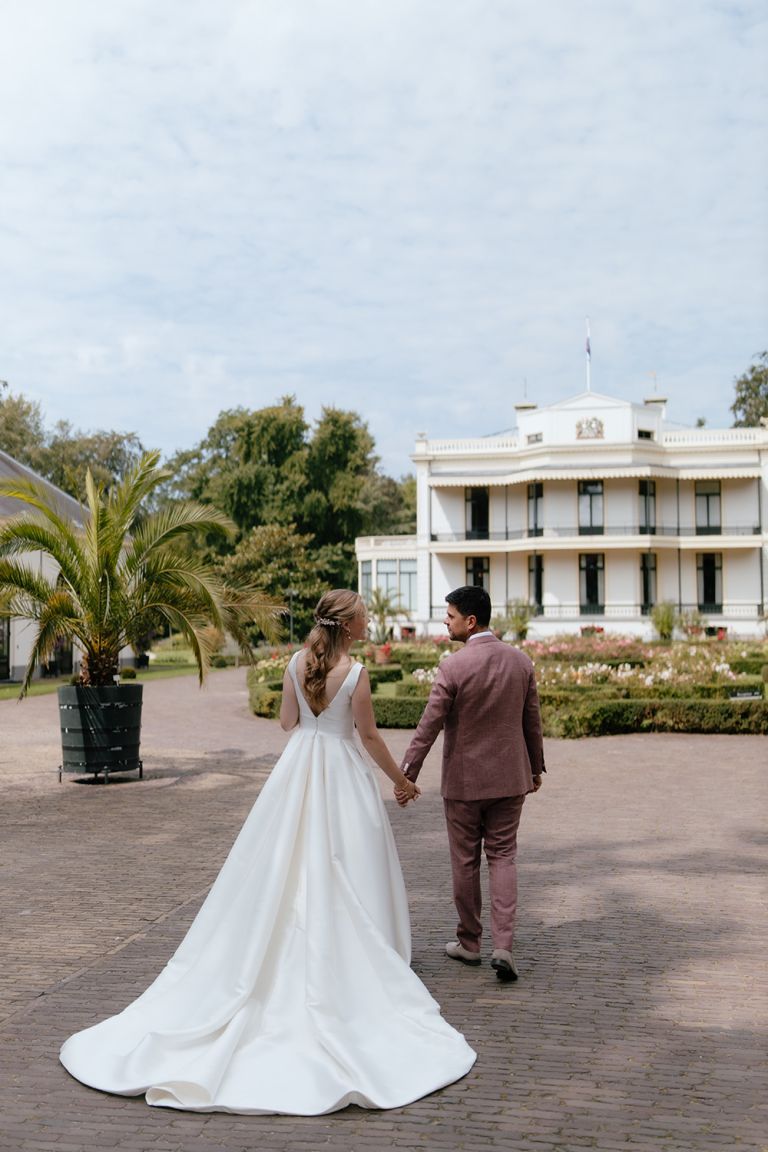 Netteke en Sebastiaan trouwen bij Kasteel De Vanenburg   bruidspaar fotoshoot