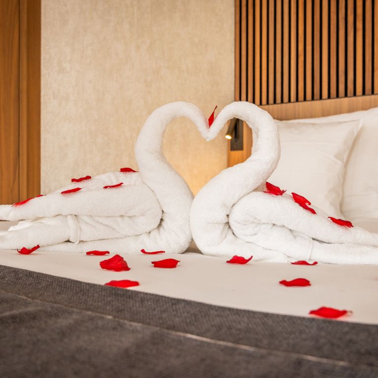 Rozenblaadjes op bed   FBNL0 LR