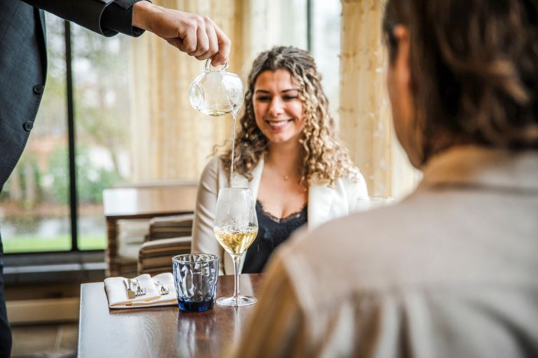Theesommelier schenkt thee in