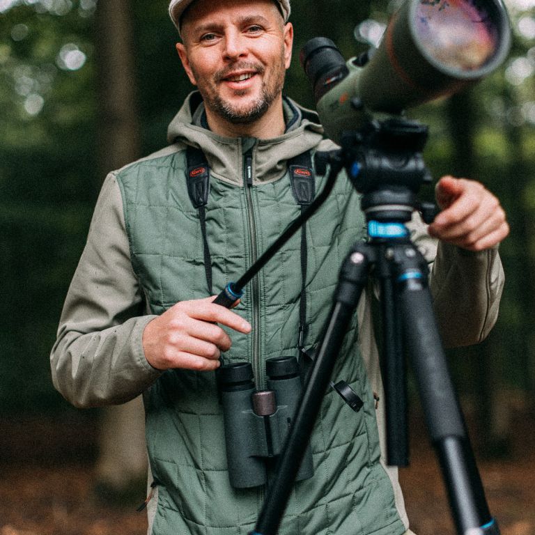 Vogelwachter Adriaan   activiteit tijdens heisessie of vergadering bij Kasteel De Vanenburg   foto door Jelle Dijkstra