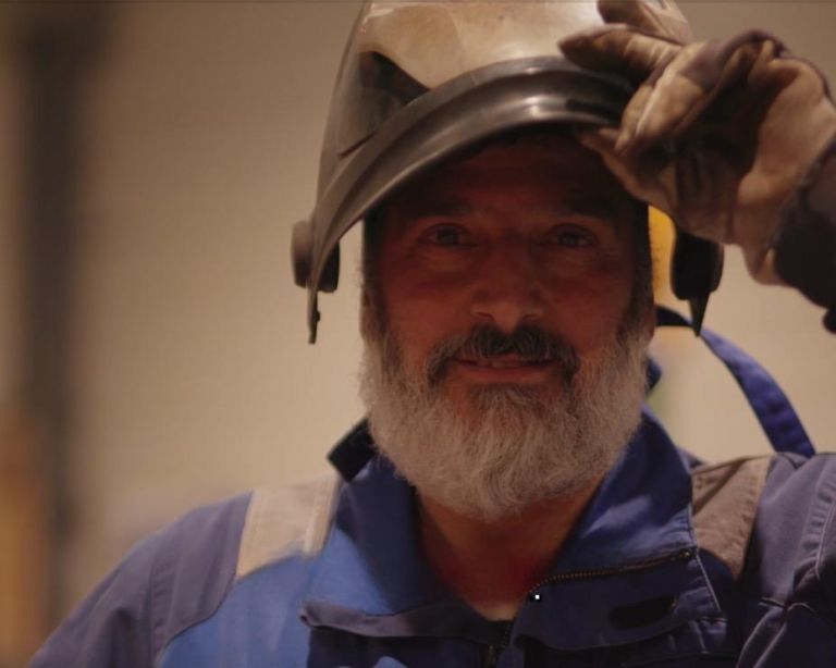 Werken bij KS Parts and Components Lasser kijkt in de camere