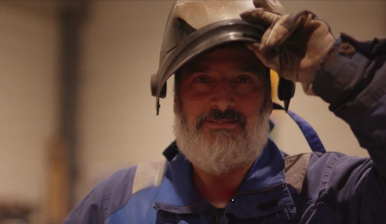 Werken bij KS Parts and Components Lasser kijkt in de camere