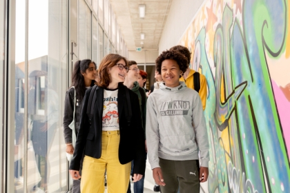 Leerlingen lopen door de gang op school