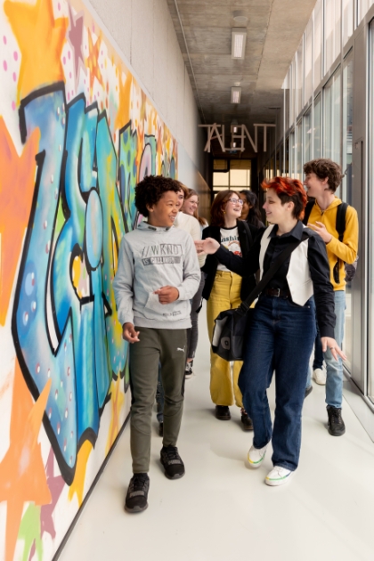 Een groepje leerlingen loopt door de gang van het Leidsche Rijn College