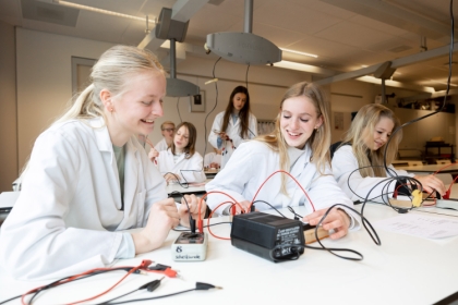 Leerlingen zijn in het lokaal een technisch proefje aan het doen.