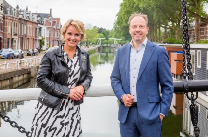 Het college van bestuur van NUOVO Scholen bestaat uit voorzitter Muriëlle van der Voort (links op de foto) en lid Jeroen Kreijkamp (rechts op de foto).