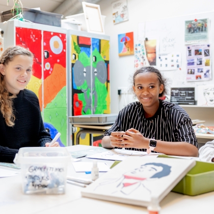 Twee leerlingen aan het werk in een klaslokaal op de middelbare school