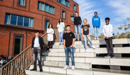 Leerlingen op de trap voor een schoolgebouw