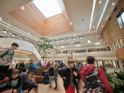 Overzichtsfoto van de centrale hal van een schoolgebouw met leerlingen