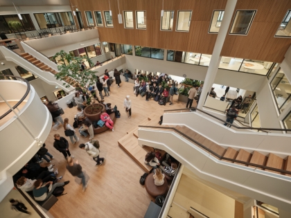 Bovenaanzicht van de centrale hal van Academie Tien