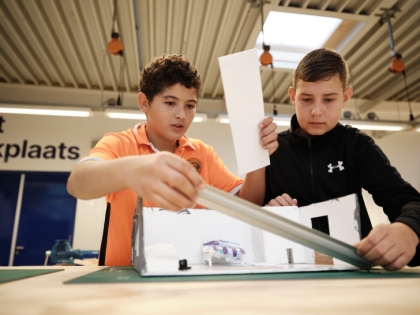 Twee leerlingen werken samen