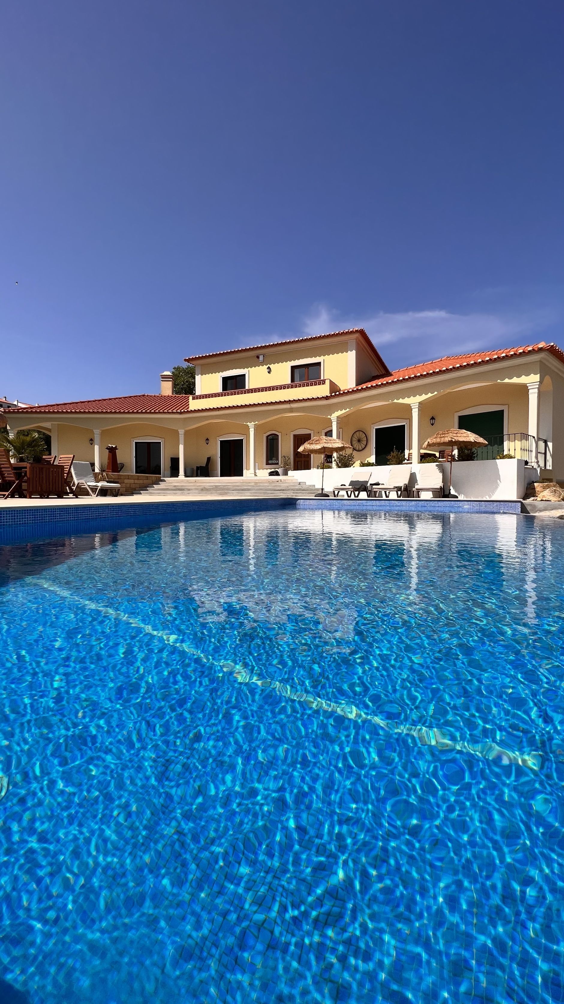 Das Anwesen Serena Vista umfasst über 5000m2 Land. Nur 45 Minuten vom Flughafen in der Nähe von Lissabon.  
<br><br>
Das Anwesen ist von natürlicher Schönheit umgeben und es herrscht eine heitere Stille. Die schöne Villa, die luxuriösen Suiten, die große Terrasse mit Swimmingpool und die Mahlzeiten, die mit frischem Gemüse aus dem eigenen Garten zubereitet werden, machen dies zu einem ultimativen „Escape“, weg von all dem Trubel und Zeit für sich selbst. 
<br><br>
Die Einrichtungen von Serena Vista:
<br><br>
- 3 luxuriöse Suiten mit eigenem Bad<br>
- 1 großes Studio mit wunderschönem Ausblick<br>
- Großer Swimmingpool (10m x 4m) <br>
- Nähe zu großen und ruhigen Stränden<br>
- Nähe zum Flughafen Lissabon und zahlreichen malerischen Dörfern und Städten<br>
<br><br>
Möchten Sie mehr über Retreats oder einen Aufenthalt in Serena Vista erfahren? 
<br><br>