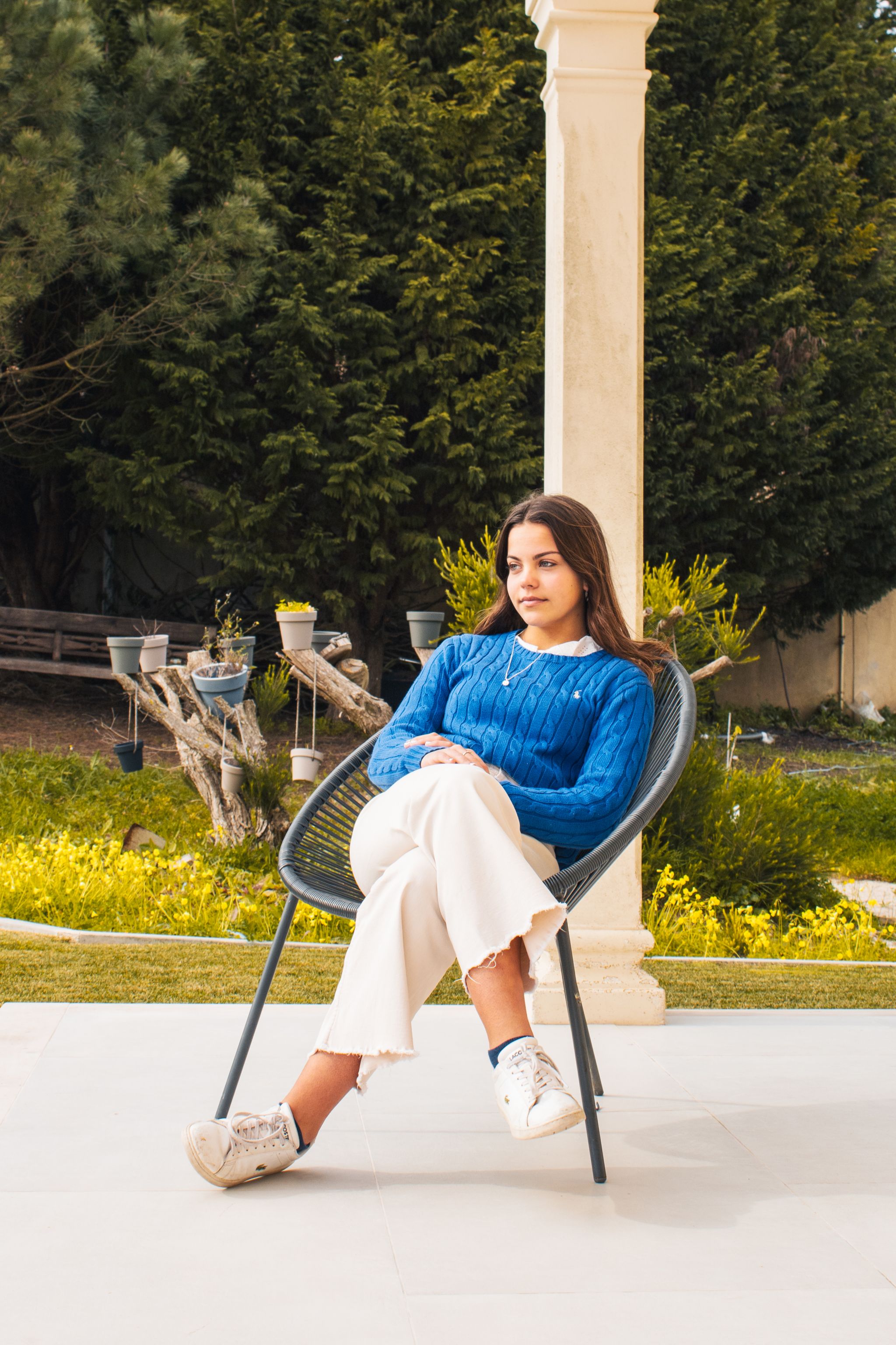 O coaching online pode ser uma solução, nomeadamente para os adolescentes que necessitam de ajuda imediata.
<br><br>
Nos cuidados habituais, os tempos de espera podem por vezes ser muito longos, não reconhecendo a urgência do problema da criança e podendo agravar a situação.
<br><br>
O coaching ou a terapia em linha oferece uma forma rápida e directa de apoiar a criança e de aliviar a pressão. A flexibilidade e a disponibilidade do coaching em linha permitem que as crianças acedam rapidamente a uma conversa e encontrem alívio num momento de ansiedade ou incerteza. A redução do tempo de espera pode ser tranquilizadora por si só e fazer com que a criança sinta que as suas preocupações são levadas a sério.
<br><br>
É importante notar que, em caso de problemas de saúde mental graves ou de emergência, deve ser sempre procurada ajuda profissional adequada, como um serviço de crise ou cuidados de emergência. No entanto, para muitas preocupações e problemas quotidianos, o coaching ou a terapia em linha podem ser uma fonte de apoio valiosa, especialmente devido à sua disponibilidade imediata e aos curtos tempos de espera.
<br><br>
É sempre aconselhável avaliar se a natureza e a gravidade do problema se adequam ao coaching em linha e procurar ajuda profissional adicional, se necessário. No entanto, para muitas crianças, uma sessão de coaching em linha pode constituir uma solução rápida e tranquilizadora em momentos de ansiedade ou incerteza.