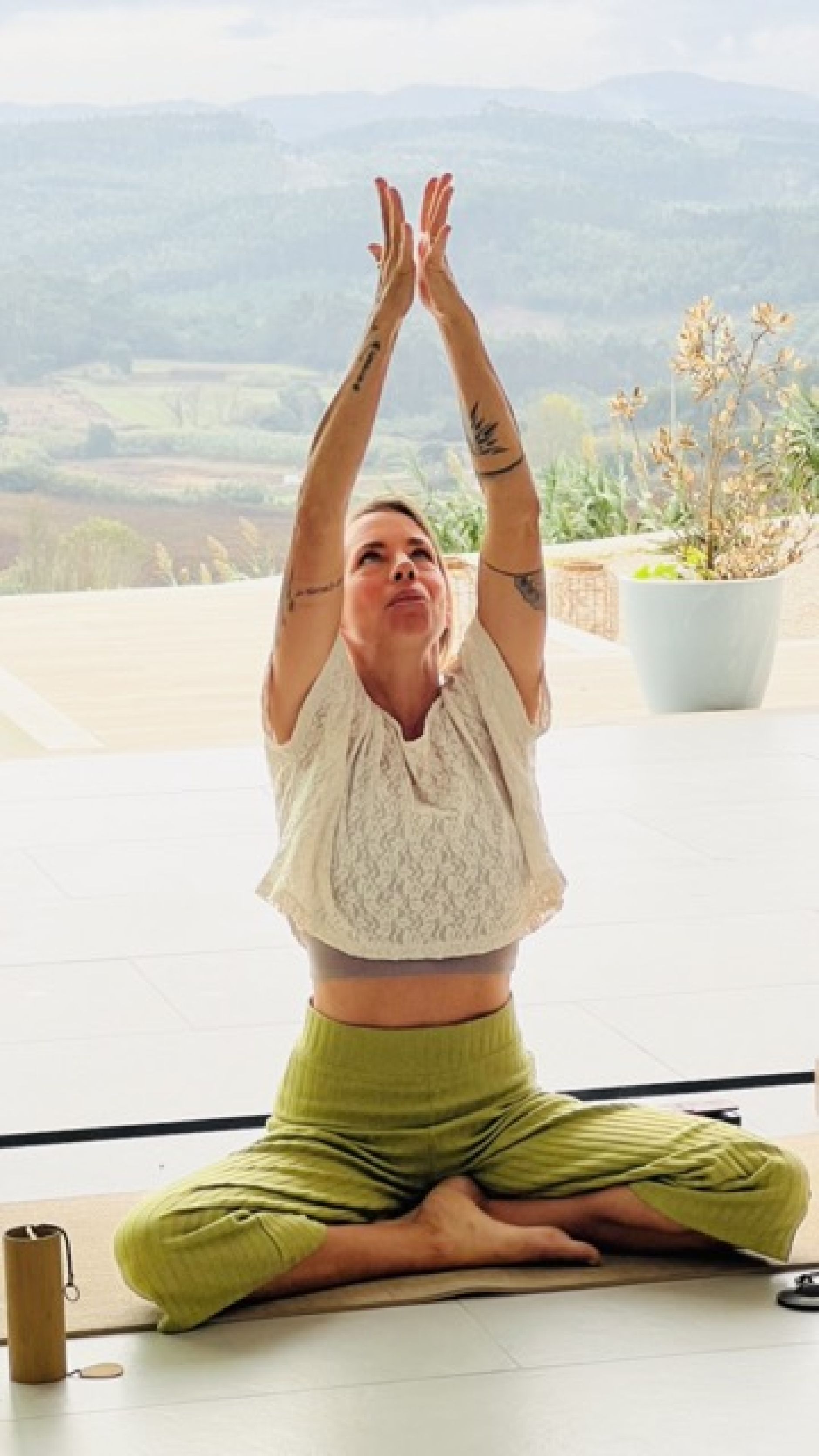 De stress release retraite is bedoeld voor iedereen die zich overweldigd voelt door de hectiek van het dagelijkse leven. Of je nu een drukke professional bent, een ouder die zichzelf voorbijloopt, of iemand die worstelt met chronische stress, deze retraite biedt alles om tot rust te komen. <br><br> Het is ook geschikt voor mensen die merken dat stress hun fysieke en mentale gezondheid begint te beïnvloeden. Denk hierbij aan klachten zoals slaapproblemen, hoofdpijn, een kort lontje of een constante staat van alertheid.
<br><br>
Je hoeft geen ervaring te hebben met mindfulness of yoga om deel te nemen. De retraite is toegankelijk voor zowel beginners als mensen die al bekend zijn met ontspanningstechnieken, maar op zoek zijn naar verdieping. Het enige wat je nodig hebt, is de bereidheid om jezelf de tijd en ruimte te geven om tot rust te komen. Dit maakt de retraite ook ideaal voor wie even wil ontsnappen aan de drukte en een nieuwe balans zoekt.