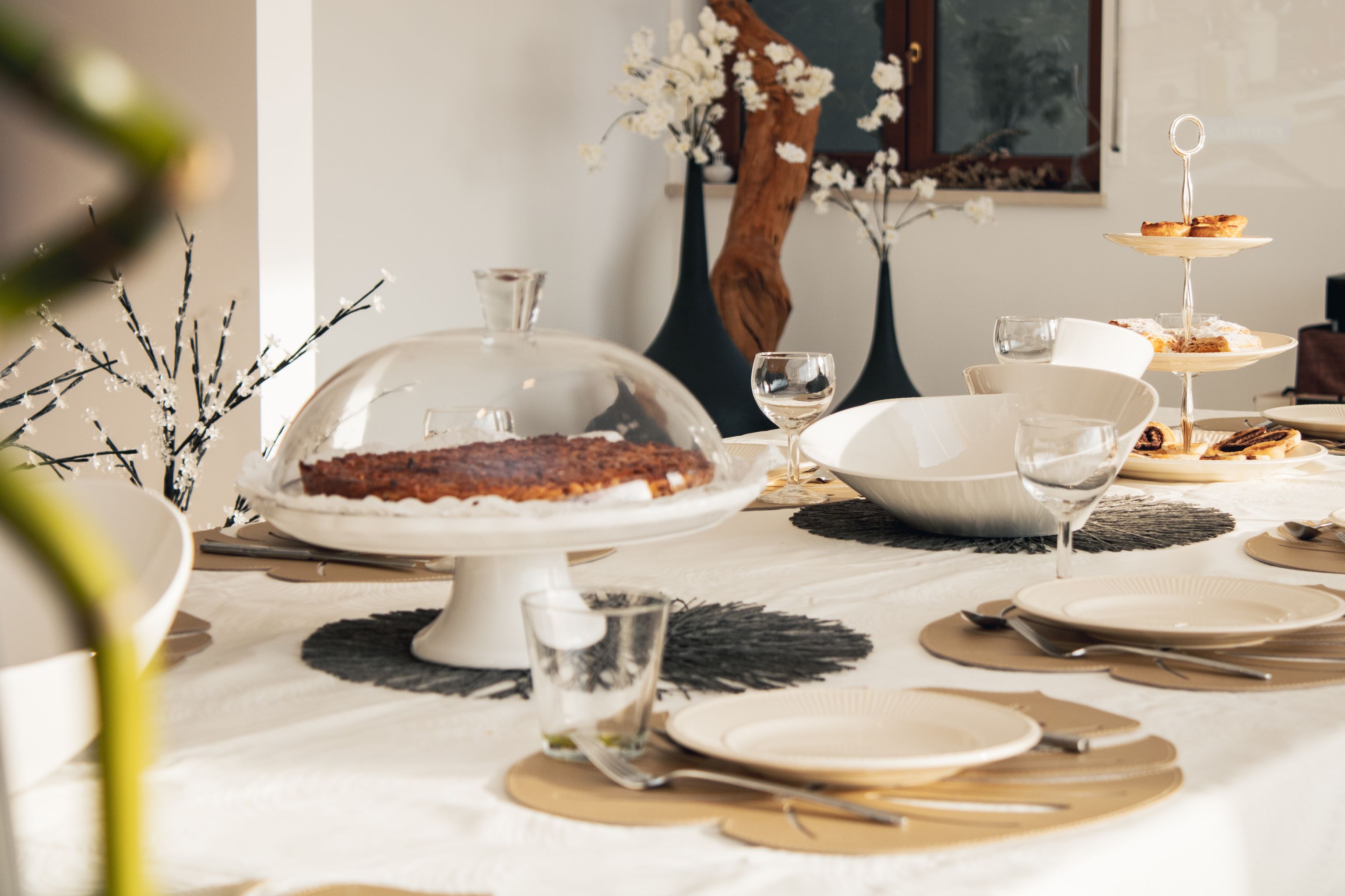 O Serena Vista é também uma excelente escolha para o mercado empresarial. Afaste-se da agitação do dia-a-dia e isole-se de todas as obrigações com uma (pequena) equipa. 
<br><br>
É tempo de descontrair, reflectir e organizar uma reunião de gestão, eventualmente prolongada com uma noite de estadia.
<br><br>
    De um simples almoço a um jantar de luxo, garantimos que a sua reunião é organizada na perfeição. A nossa equipa dedicada está pronta para responder a todas as suas necessidades e garantir que a sua reunião de negócios seja um sucesso.
<br><br>
Gostaria de descobrir o que podemos fazer especificamente para si ou para a sua empresa? Então, não hesite em contactar-nos hoje mesmo através da ligação abaixo. Estamos prontos a responder às suas perguntas e a ajudá-lo a planear uma reunião de negócios memorável e produtiva.