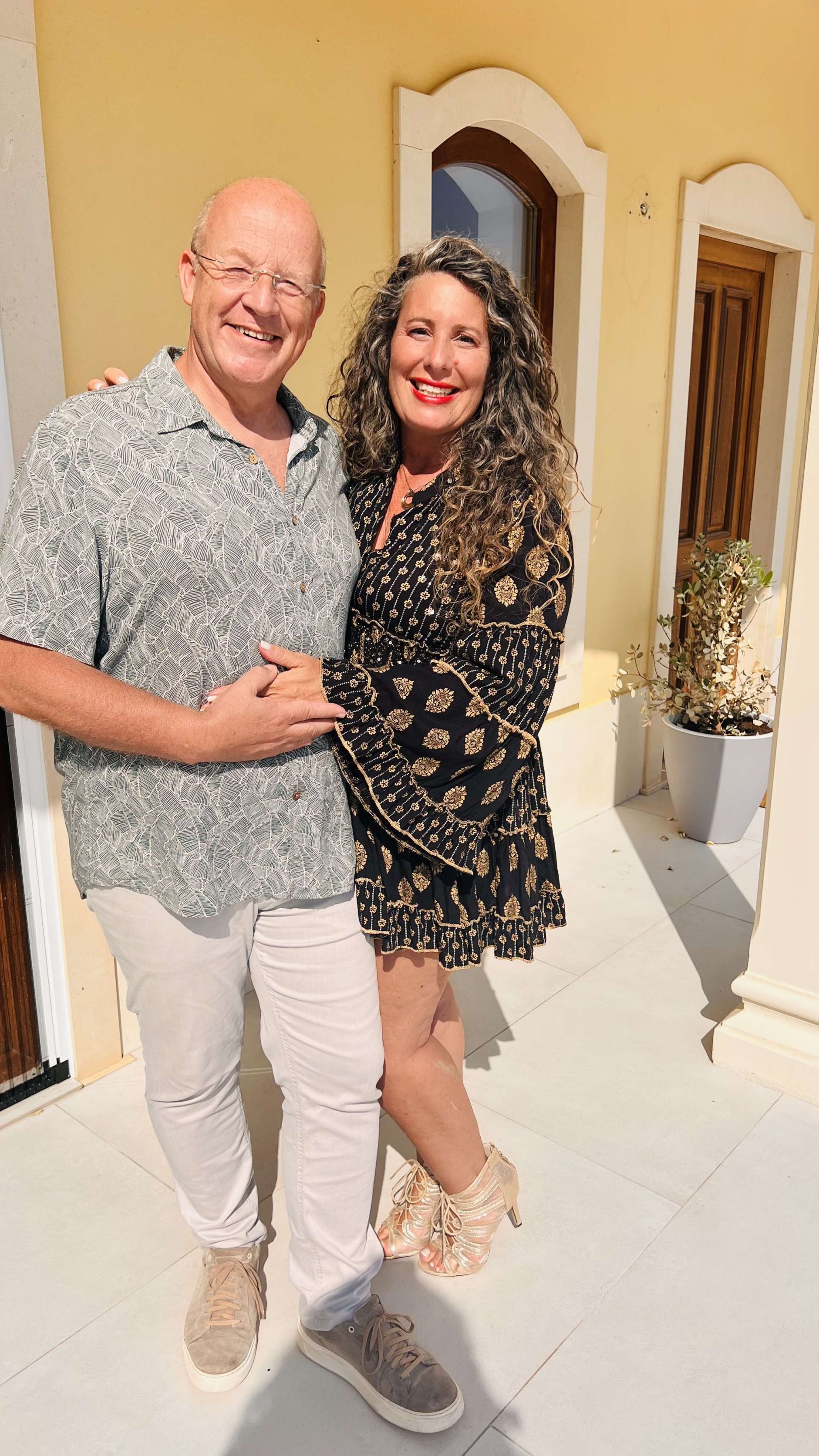 <h5>
About us:
<br><br>
<p>
Ronald and Sandra, both born and raised in the Netherlands, have changed tack since 2021. After a one-and-a-half-year renovation, the dream called Serena vista became a reality in 2023. <br>
<br>
A dream in which Sandra, after more than 20 years, slowly relinquishes therapeutic practice in the Netherlands and sets it up again in Portugal.  
<br>
<br>
After working part-time at KLM for over 26 years, this was the time for her to ‘choose’ Having worked at KLM, Sandra knows better than anyone how to delight guests with top-notch service. Her ever-present smile and good humour feel like a warm blanket to the many guests who have now become acquainted with ‘the face’ of Serena Vista.   
<br>
<br>
Ronald has his background in sales & marketing, purchasing and logistics and is a driving force behind the ‘organisation’ Serena Vista. But also a host who understands how guests experience a wonderful stay. 
<br>
<br>
Together they run Serena Vista. A wellness centre, boutique hotel, but above all a place to completely unwind. No obligations, a break from the stress of everyday life. Recharge your internal battery in a lovely luxury suite. We look forward to welcoming you at Serena Vista